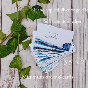 Tarjetas de lugar con hojas doradas y bordes rasgados suaves, tarjetas de lugar con paisaje marino, hojas plateadas, azul, arreglos de mesa náuticos