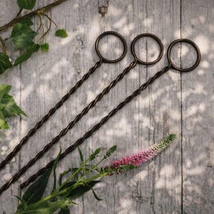 Pinchos rústicos para sujetar números de mesa - Decoración para fotos y menús de bodas