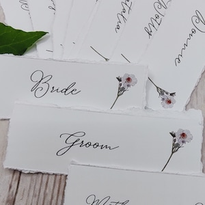 Tarjetas de nombre de lugar personalizadas con flores prensadas impresas, diseño floral ditsy, flores silvestres, personalizadas, inspiradas en el campo, bordes rasgados suaves
