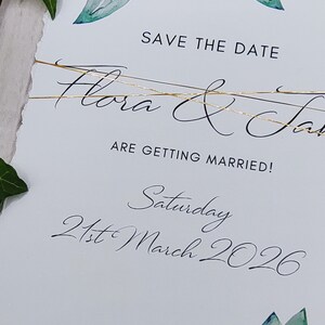 Réservez les dates à l'aquarelle avec des feuilles d'or ou d'argent, des bords et des enveloppes décorés, de la verdure, un jardin, un mariage dans une grange