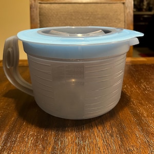 Vintage Tupperware Mix- n- Stor 8 cup Measuring Mixing Batter Bowl, Good Condition