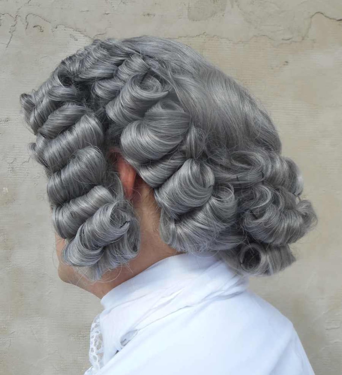 VIKSAUN Peluca Rizada Blanca De Juez O Noble – Estilo Barroco Y Renacentista Para Disfraces Y Fiestas