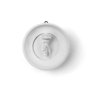 Puede incluir: Placa de pared de cerámica blanca con un diseño en relieve de una mano sosteniendo una antorcha.
