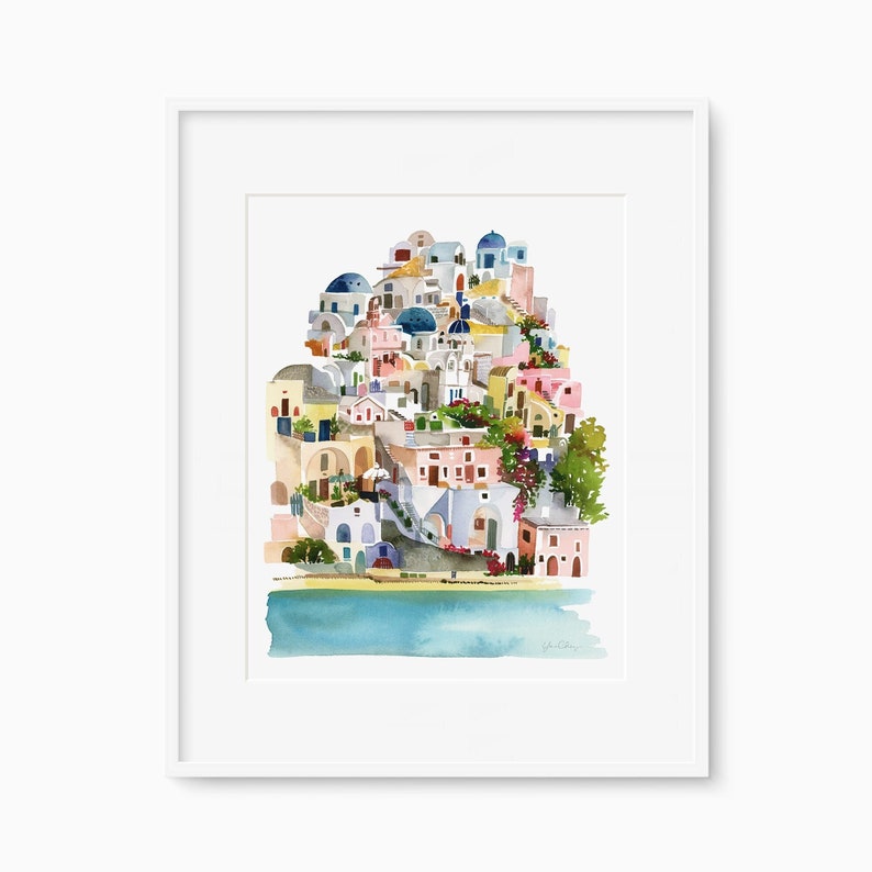 Peut inclure: Peinture &agrave; l'aquarelle d'un village blanc, bleu et rose avec une &eacute;tendue d'eau bleu turquoise au premier plan. Le village est construit &agrave; flanc de colline et compte de nombreux b&acirc;timents aux toits en d&ocirc;me.