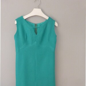60s linen dress. M size. Classy dress emerald green color with cute bow detail at the back, made in Greece.In a very good vintage condition.