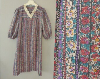 80s boho dress. XL size. Cotton/synthetic floral multicolor long dress with lace V neckline & 3/4 sleeves. In a very good vintage condition.