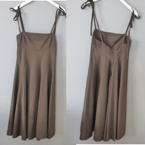 Robe minimaliste des années 90. Taille S. Longue robe d'été marron en polyester, maxi ligne A, bretelles fines réglables. Dans un très bon état vintage. image 1