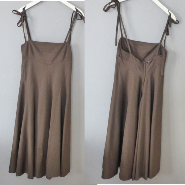 Robe minimaliste des années 90. Taille S. Longue robe d'été marron en polyester, maxi ligne A, bretelles fines réglables. Dans un très bon état vintage.