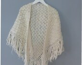 70s boho shawl. One Size. Light beige wool loose folk shawl with long fridges, was handmade in Greece. In a very good vintage condition.