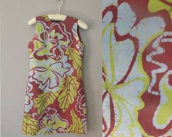 70er Jahre Batik Kleid. S Größe. Mini Boho Seide komplett gefüttert Kleid, wurde in Athen, Griechenland maßgeschneidert. In einem sehr guten Vintage Zustand.