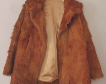 70er Jahre Hippie Pelz. S Größe. Echtleder Vintage Damenoberbekleidung in warmer brauner Farbe, voll gefüttert. In einem sehr guten Vintage Zustand.