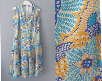 70er Jahre Boho Kleid. Größe M. Langes ärmelloses Seidenkleid in A-Linie mit hellen Blumenmustern, voll gefüttert. In einem sehr guten Vintage Zustand.