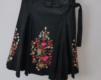 00s Luisa Spagnoli skirt. XL size. Boho black corduroy circle line skirt, embroidered floral patterns. In a very good vintage condition.