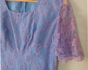 Robe longue des années 80. Taille L. Élégante robe romantique en dentelle à manches courtes dans des tons violets, doublure en polyester. Dans un très bon état vintage.