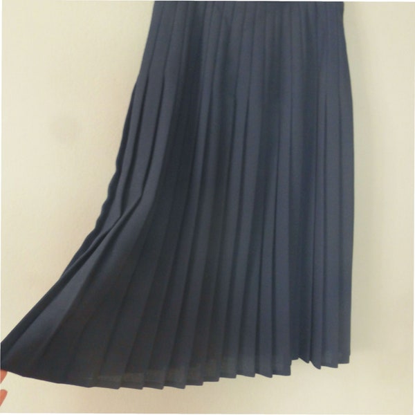 80s pleated skirt. S size. Plain blue wool/ polyester long fully lined skirt with tag made in Germany. In a very good vintage condition.