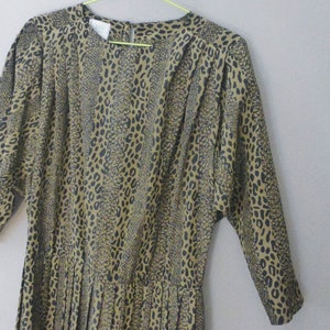 Jurk met luipaardprint uit de jaren 80. Maat 3XL. Lange jurk van 100% polyester, kakigroen/zwart, geplooide rok. Gemaakt in Engeland, uitstekende vintage staat.