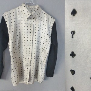 Jaren 80 Junior Gaultier-shirt. Damesmaat maat M. Beige viscose top met speelkaartborden, zwarte 3/4-mouwen. In zeer goede vintage staat.