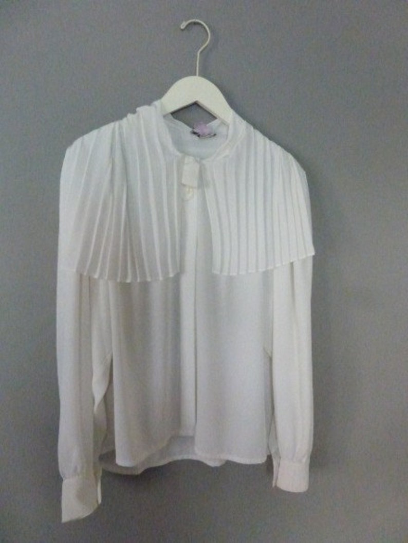 In a very good vintage condition. White oversized pleated shirt with big pleated collar XXL size 100/% polyester 80s Weinberg shirt