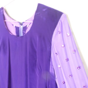 70s romantic gown. M size. Purple velvet maxi dress, embroident bead flowers on its silk sleeves & finish. In a good vintage condition.