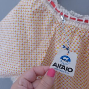 Camisón de los años 90. Talla L. Stock vintage muerto con su etiqueta de tienda. Camisón largo retro de nailon en colores naranja y amarillo. Excelente estado.