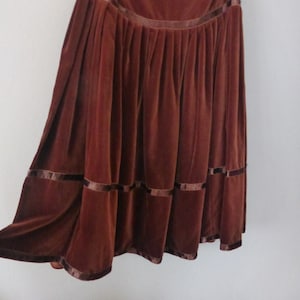 80s pleated skirt. S EU size. Sweet brown velvet high waisted long skirt with brown ribbon strap design. In a very good vintage condition.