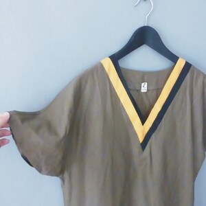 80s oversized dress. XL size. Linen/cotton loose fit dress in khaki color with black/orange V neckline. In a very good vintage condition.