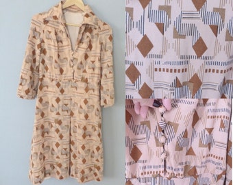 70s hippie dress. S size. Beige /brown polyester shirt dress with geometrical patterns - fully lined. In a very good vintage condition.