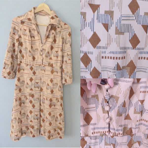 70s hippie dress. S size. Beige /brown polyester shirt dress with geometrical patterns - fully lined. In a very good vintage condition.