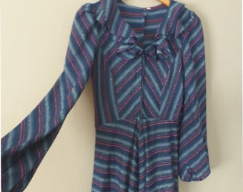 70er Jahre Metallic Kleid. S Größe. Hoch tailliertes glänzend blaues Kleid aus Polyester mit mehrfarbigen Streifen, gefütterter Rock. In einem sehr guten Vintage Zustand.
