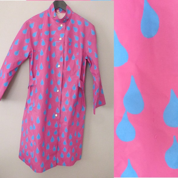 Imperméable en plastique/coton des années 70. Taille L/XL. Vêtements d'extérieur longs à la taille fuschia, beaux motifs de gouttes rétro. Dans un très bon état vintage.