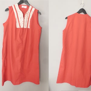 70s loungewear by J C Penney. XL size. Coral red vintage sleeveless homewear, lovely floral detail on top. In a very good vintage condition.