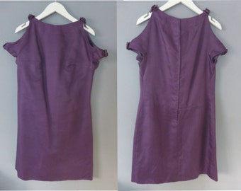 80s mini dress. M size. Purple taffeta party dress, beautifully shaped cold shoulder with two flowers. In a very good vintage condition.