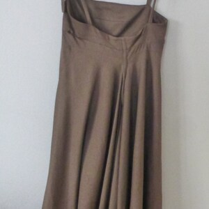 Robe minimaliste des années 90. Taille S. Longue robe d'été marron en polyester, maxi ligne A, bretelles fines réglables. Dans un très bon état vintage. image 7