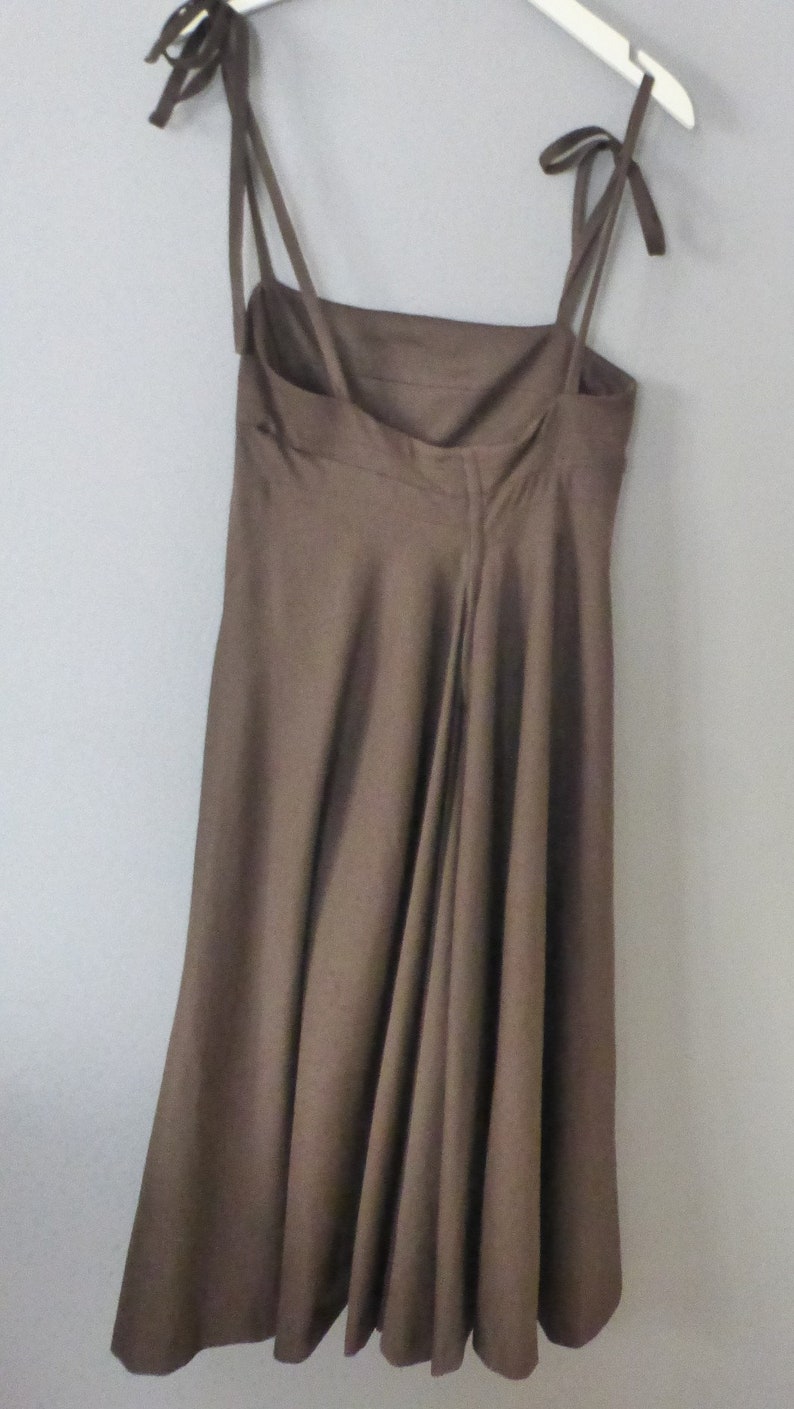 Robe minimaliste des années 90. Taille S. Longue robe d'été marron en polyester, maxi ligne A, bretelles fines réglables. Dans un très bon état vintage. image 7