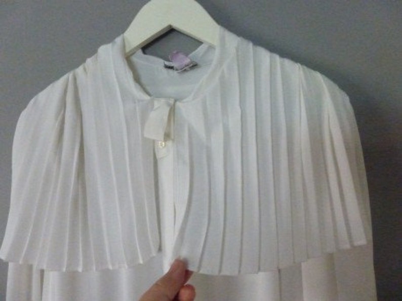 In a very good vintage condition. White oversized pleated shirt with big pleated collar XXL size 100/% polyester 80s Weinberg shirt