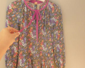 Robe romantique des années 80. Taille XS. Robe à manches longues fleurie multicolore en coton doux avec jupe en polyester doublée. Dans un bon état vintage.