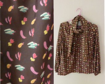 70er Jahre Bluse mit Schal. Größe M. Braunes Polyester Retro Top mit vegetabilen Motiven. Gerade geschnittene Hippie-Bluse. In ausgezeichnetem Vintage Zustand.