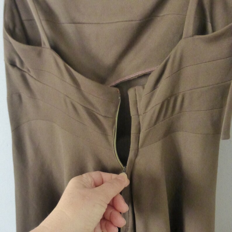 Robe minimaliste des années 90. Taille S. Longue robe d'été marron en polyester, maxi ligne A, bretelles fines réglables. Dans un très bon état vintage. image 4