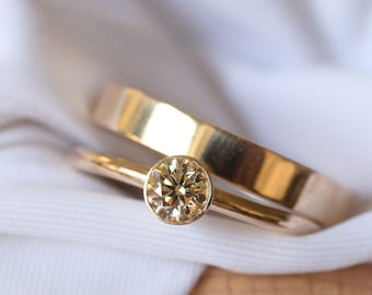 Bague solitaire avec bande de mariage en or uni Ensemble de mariée - Bague en diamant Moissanite pour elle - Ensemble de bagues empilables minimalistes - Bague de promesse