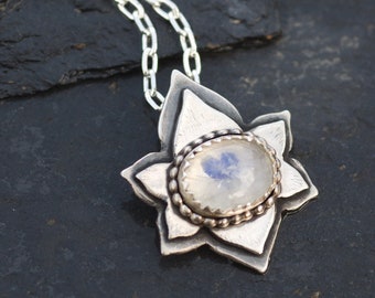 Collier de fleurs de lotus : Collier de pierre de lune arc-en-ciel - Bijoux de lotus en argent sterling - Lotus pendentif unique - Cadeau de yoga - Cadeau Saint-Valentin pour elle