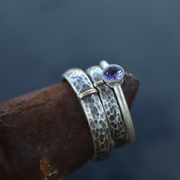 Verlovingsring set: Bijpassende ringen voor hem en haar - Tweekleurige trouwringen - Gehamerde ringen - Tanzanite verlovingsring - Keltische trouwring