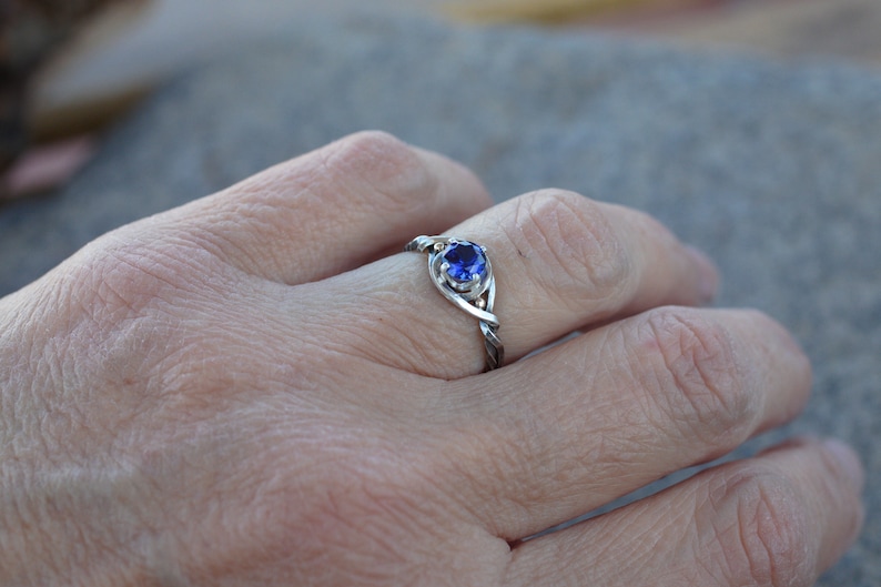 Bague de fiançailles saphir : bague solitaire celtique en argent bague de fiançailles délicate bague de fiançailles alternative viking bague de promesse bleue image 4