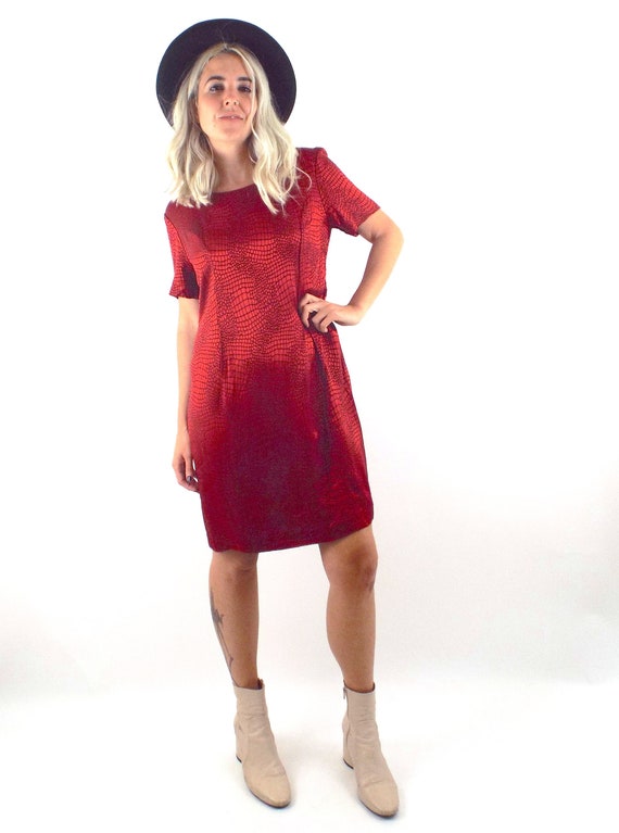 red fitted shift dress En Saison Roisin Shift Dress