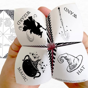 Puede incluir: Un juego de adivinación de papel blanco con ilustraciones negras de un mago, una varita, un caldero mágico y un sombrero. El juego de adivinación está abierto, revelando el interior con texto. Las palabras "MAGIC", "WAND", "HAT" y "WIZARD" son visibles.