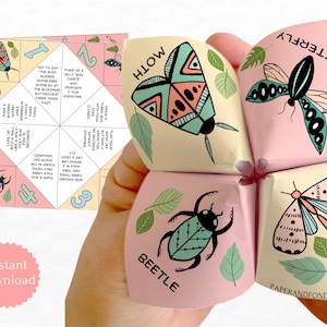 Puede incluir: Un adivinador de papel rosa y amarillo con imágenes de una polilla, una mariposa, una libélula y un escarabajo. El adivinador tiene instrucciones para jugar un juego con el texto "Intenta decir el abejorro ocupado que zumba la mariposa floreciente tres veces rápido" y "Inventa un baile de insecto tonto y preséntalo a todos".