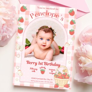 Invitation 1er anniversaire 5 x 7 baies avec photo, premier anniversaire de fille, fête aux fraises vichy, ma chérie, modèle numérique modifiable BD1G