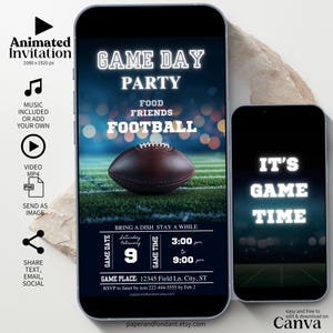 Może przedstawiać: Animowane zaproszenie na imprezę Game Day, z piłką nożną na zielonym boisku. Projekt zawiera tekst "Game Day Party", "Food, Friends, Football" oraz szczegóły wydarzenia. Zaproszenie jest przeznaczone do udostępniania cyfrowego.