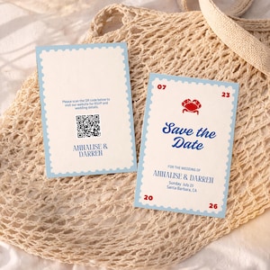 Op de afbeelding: Twee huwelijksaankondigingskaarten met een lichtblauwe rand en een stempelachtige rand. Eén kaart heeft een QR-code en de namen "Annalise & Darren". De andere zegt "Save the Date" met een krabillustratie en huwelijksdetails.