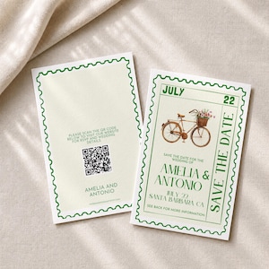 Può includere: Due cartoline rettangolari save the date con bordi smerlati verdi che ricordano i francobolli. Una carta presenta un'illustrazione di bicicletta con un cesto di fiori, i nomi Amelia e Antonio e la data 22 luglio. L'altra mostra un codice QR.