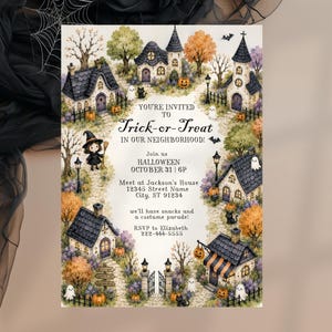 Puede incluir: Una tarjeta de invitación de Halloween con una ilustración de un vecindario con casas, árboles, calabazas, fantasmas y una bruja. El texto dice: YOU'RE INVITED TO Trick-or-Treat IN OUR NEIGHBORHOOD! Join us HALLOWEEN OCTOBER 31 | 6P.